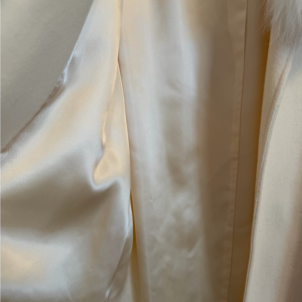 Absolutely Stunning Winter White 100% Wool full length coat with Rabbit collar! - Picture 16 of 17
